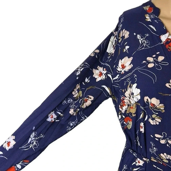 Suzy Shier Blue floral wrap dress ,
tie waist, button front ,seam pockets,EC - Picture 4 of 12